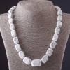 Collier «Victoria» en howlite, forme barre, dimensions 0,8 × 2,5 cm, longueur 50 cm
