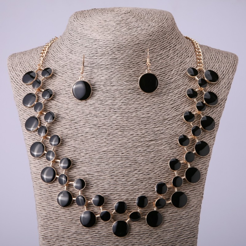 Ensemble collier et boucles d'oreilles avec émail noir
