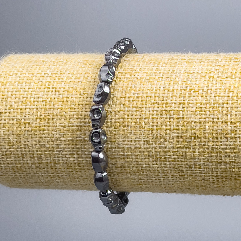 Bracelet Hématite Tête de Mort, diamètre 6×8×6 mm, longueur 18 cm (élastique)