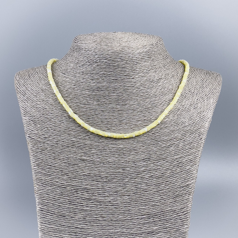 Choker en nacre naturelle teintée jaune clair