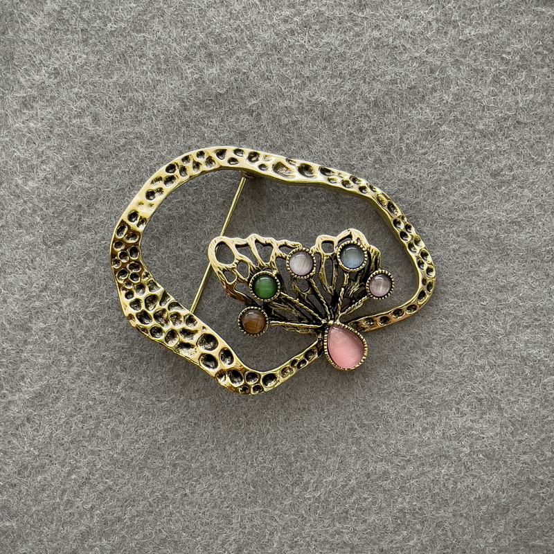Broche Papillon œil de chat multicolore en métal doré 55×43 mm+