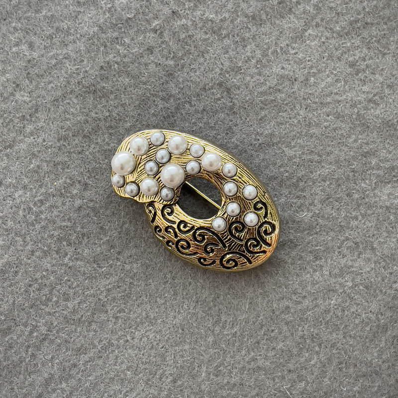 Broche Accent avec des perles blanches, métal doré 40x25 mm +