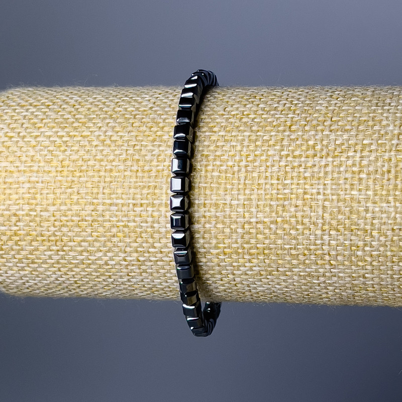 Bracelet en hématite, cubes de 4 mm, longueur 18 cm (élastique)