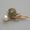 Broche-pendentif Oiseau vert, strass verts, perle blanche, métal doré 46×24 mm