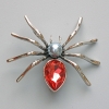 Broche-pendante Araignée, cristal rouge, perle grise, métal argenté 45×39 mm