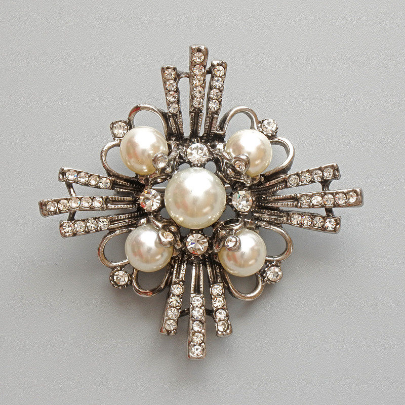 Broche-pendentif Accent perles blanches et strass, métal argenté 53 × 52 mm